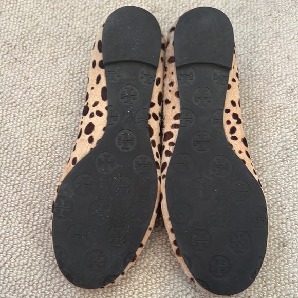 🔥Tory Burch Leopard Print Calf Hair Reva Ballet Flats - Picture 3 of 3